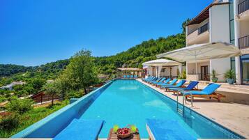 Outdoor pool, open 9:00 AM to 9:00 PM, free pool cabanas, pool umbrellas