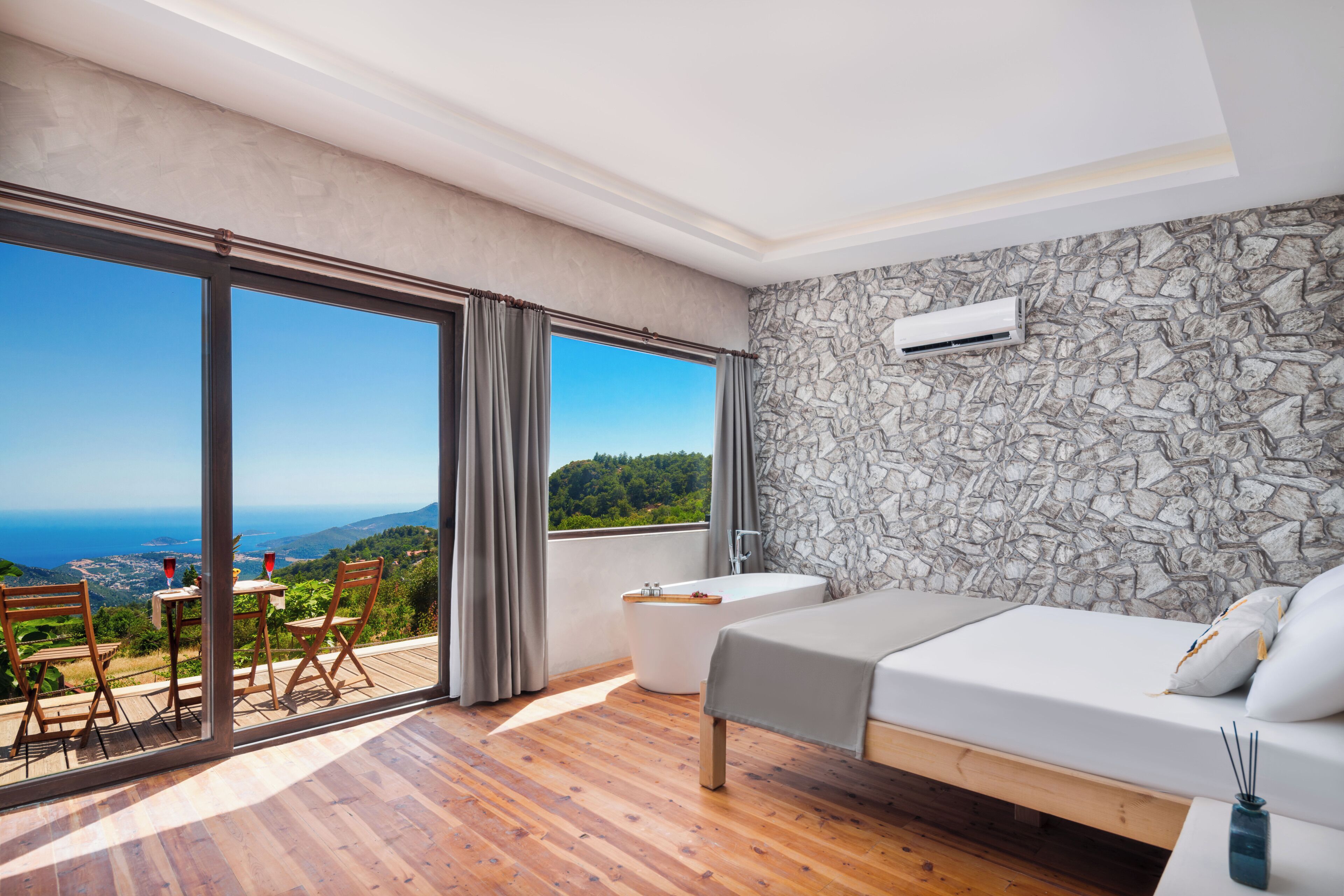 Habitación doble Deluxe, vista al mar | Caja de seguridad en la habitación y escritorio 