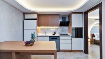 Suite Deluxe, vue mer | Cuisine privée | CafetiÚre/bouilloire, chaise haute