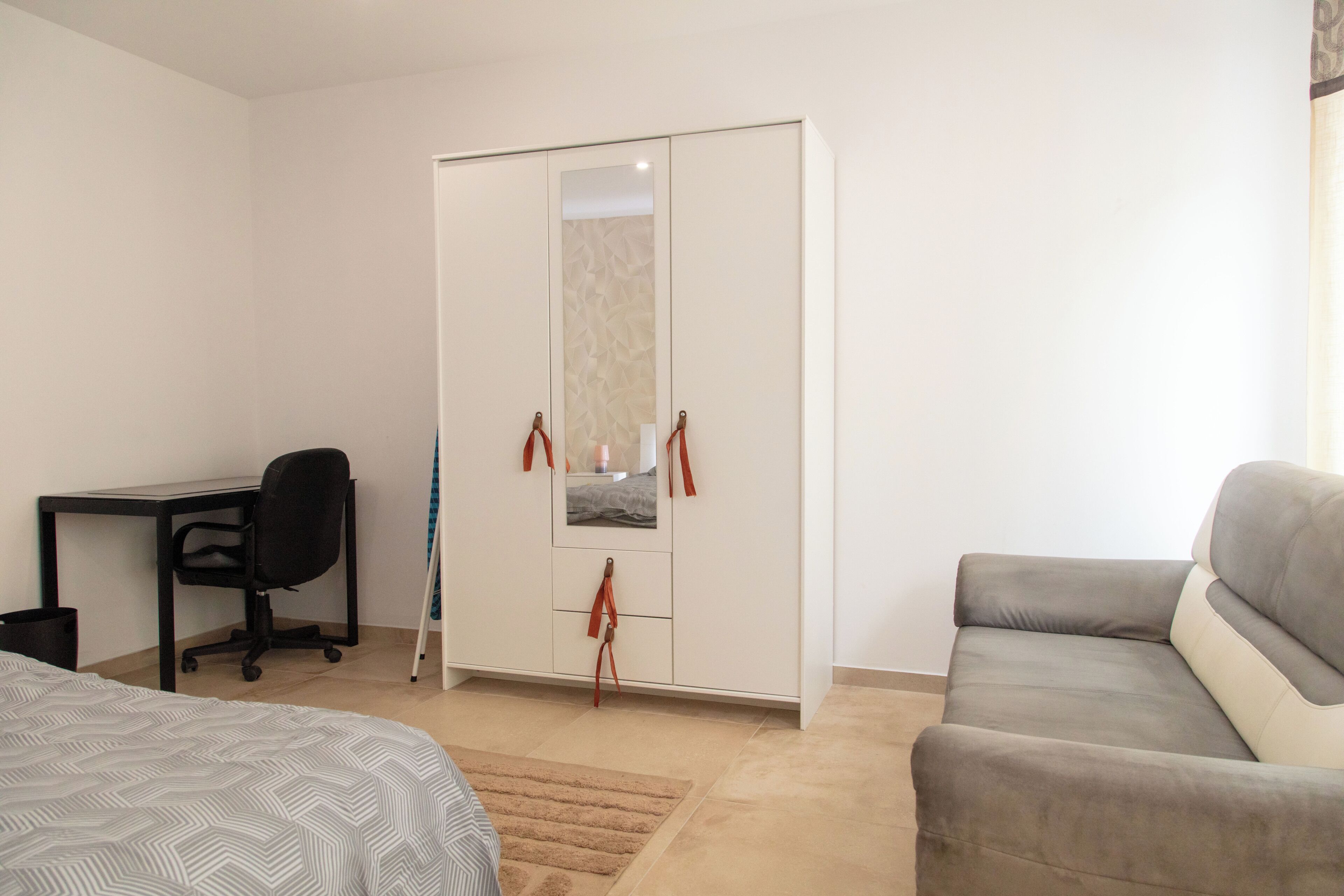 1 chambre, bureau, fer et planche à repasser, lit parapluie