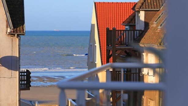 A coastal building with a red roof, a balcony, and a view of the sea. - Les clés de la mer (Le Portel)