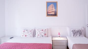 Deluxe-Dreibettzimmer | Bügeleisen/Bügelbrett, kostenloses WLAN