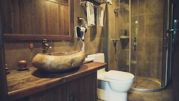 Comfort dubbelrum | Badrum | Gratis toalettartiklar, hårtork, tofflor och handdukar