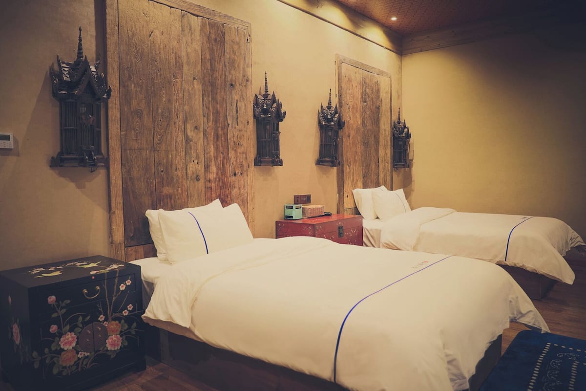 Chambre supérieure avec lits jumeaux, vue sur la cour intérieure | Lit avec matelas en mousse à mémoire, décor unique, ameublement unique