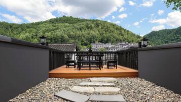 Quarto duplo superior, vista para a colina, no pátio | Terraço/pátio