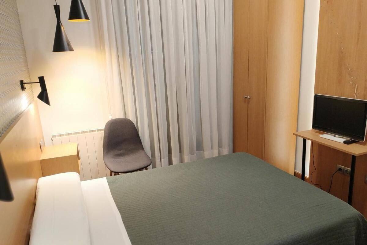 Edredones de plumas, wifi gratis, ropa de cama