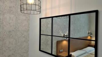 Habitación cuádruple | Edredones de plumas, wifi gratis, ropa de cama