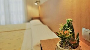 Quadruple Room | Down comforters, WiFi (free), bed sheets - Roquefer Bilbao by gaiarooms (Bilbao)