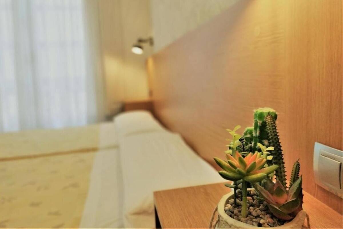 Habitación cuádruple | Edredones de plumas, wifi gratis, ropa de cama