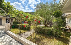 Property grounds - 2 bedroom nice apartment in Supetarska Draga (Supetarska Draga)