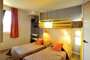 A room with bunk beds, a wardrobe, and a window with curtains. - Welcomotel (Limoges)