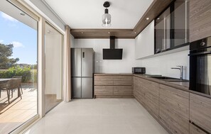 Wasserkocher mit Kaffee-/Teezubehör, Kühlschrank, Mikrowelle, Ofen