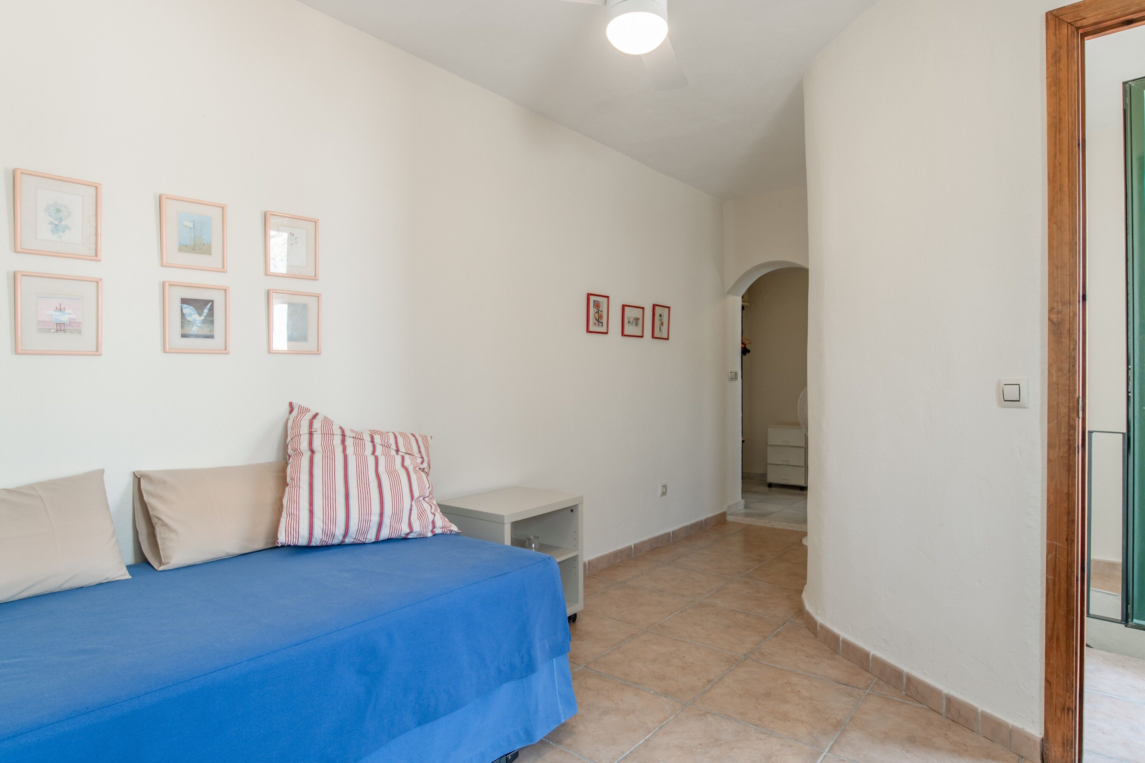 Iron/ironing board, WiFi, bed sheets