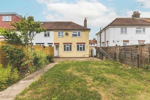 Exterior - Spacious 3BDR Home with Parking (Greater London)