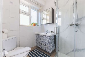 Shower, hair dryer, shampoo - Spacious 3BDR Home with Parking (Greater London)