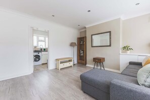 Living area - Spacious 3BDR Home with Parking (Greater London)