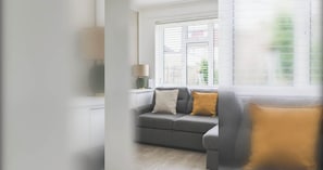 Living area - Spacious 3BDR Home with Parking (Greater London)