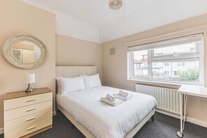 3 bedrooms, iron/ironing board, internet, bed sheets - Spacious 3BDR Home with Parking (Greater London)