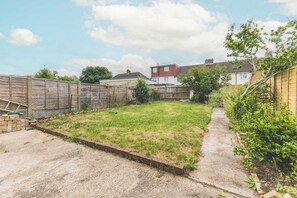 Property grounds - Spacious 3BDR Home with Parking (Greater London)