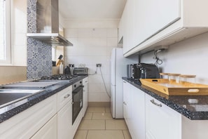 Fridge, microwave, oven, stovetop - Spacious 3BDR Home with Parking (Greater London)
