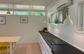 Wasserkocher mit Kaffee-/Teezubehör, Kühlschrank, Mikrowelle