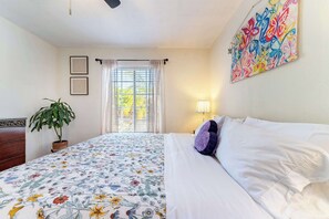 Iron/ironing board, WiFi, bed sheets - Long Beach 2BR - Near Beach, Driveway Parking (Long Beach)