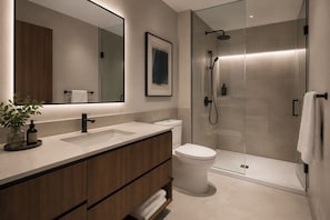 Ein modernes Badezimmer mit Duschkabine aus Glas, einem großen Spiegel und einem hölzernen Waschtisch.