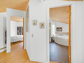 Ein modernes Interieur mit Schlafzimmer, Bad und einer kleinen Sitzecke.