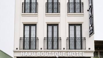 Un edificio con un letrero que dice 'HAKU BOUTIQUE HOTEL' y el número '51' indicando su dirección.