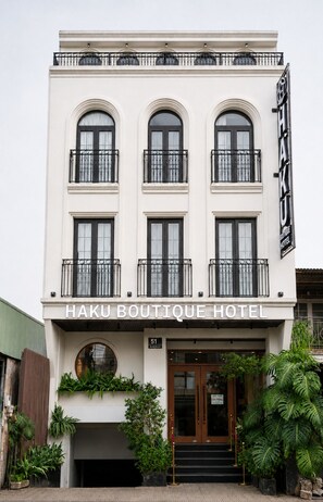 A building with a sign reading 'HAKU BOUTIQUE HOTEL' and a number '51' indicating its address. - HAKU Boutique Hotel Da Lat - Ngo Quyen (Cam Ly - Da Lat)