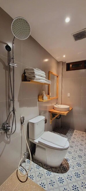 Superior vierpersoonskamer | Badkamer | Gratis toiletartikelen, een haardroger, handdoeken, zeep