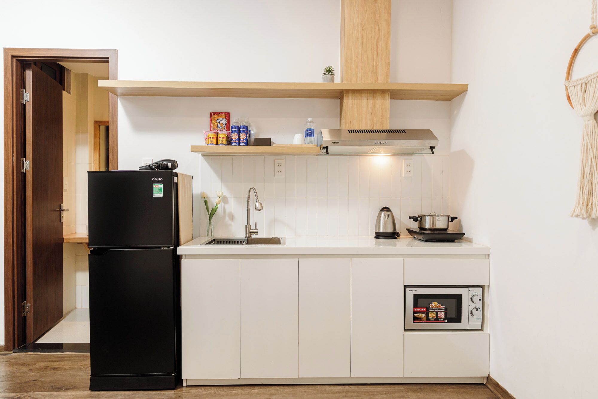 Habitación estándar con 2 camas individuales, cocina básica | Cocina privada | Frigorífico pequeño y hervidor eléctrico