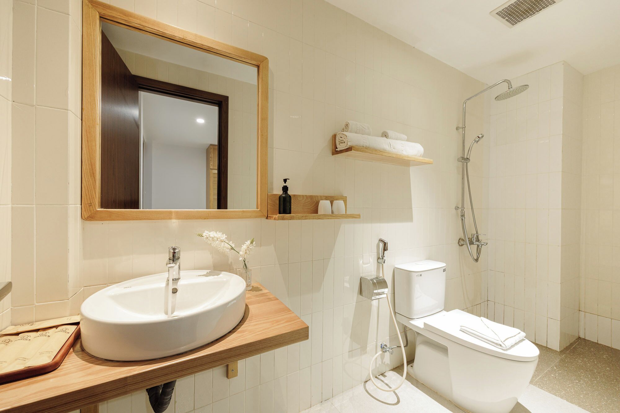 Standard-Zweibettzimmer, Kochnische | Badezimmer