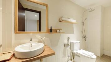 Standard-Zweibettzimmer, Kochnische | Badezimmer