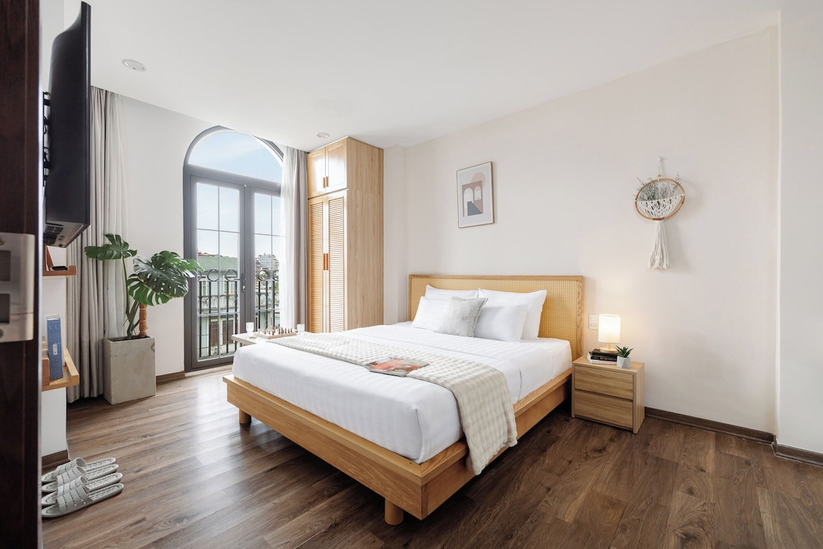 Deluxe Studio, Balcony, City View | Free minibar items, free WiFi, bed sheets