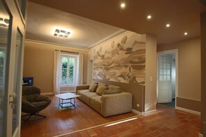 TV, offices - 200-square-meter apartment in Villa Tamaris, Aix-les-Bains (Aix-les-Bains)