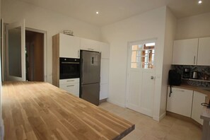 Fridge, microwave, oven, dishwasher - 200-square-meter apartment in Villa Tamaris, Aix-les-Bains (Aix-les-Bains)