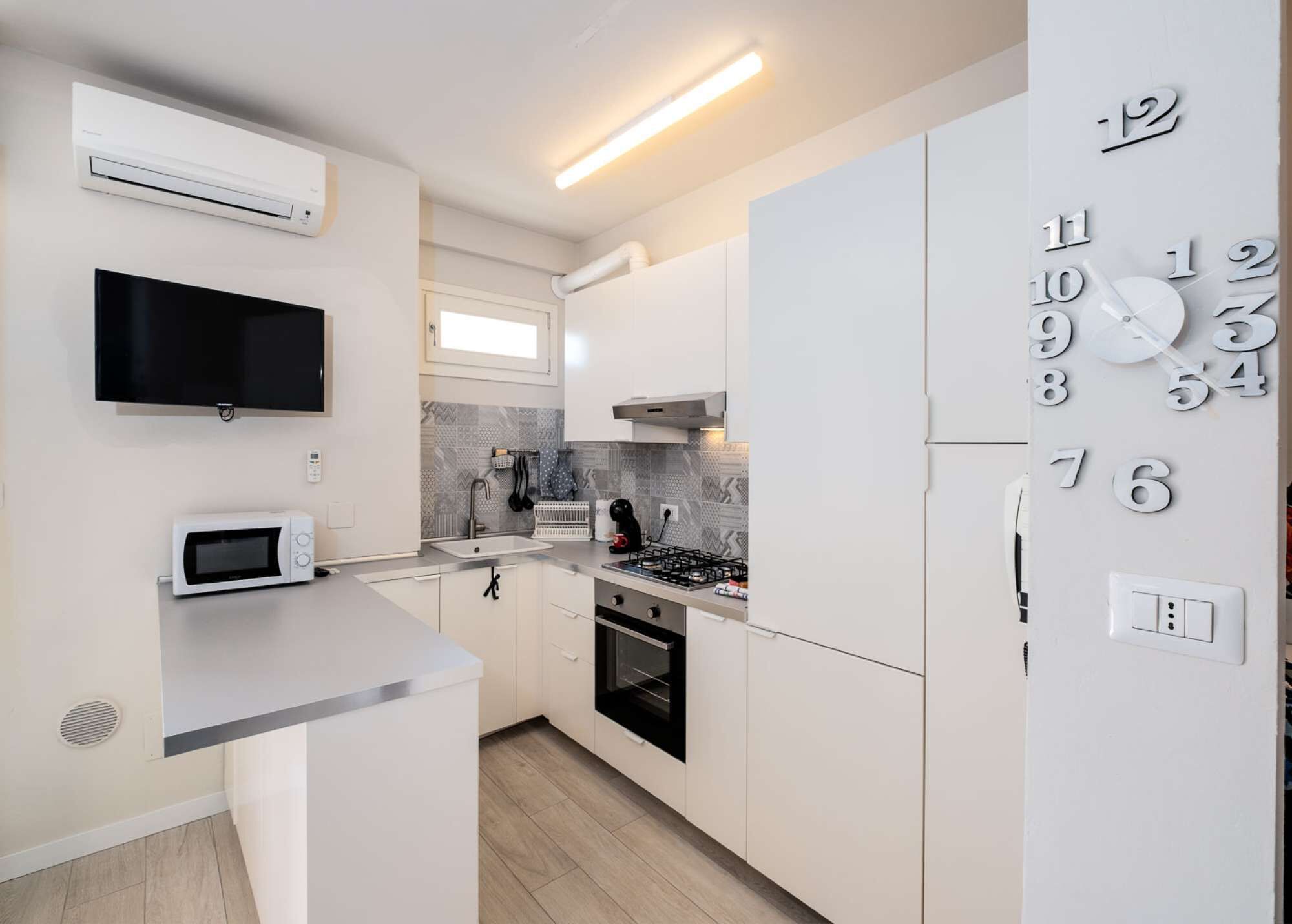 Kühlschrank, Mikrowelle, Ofen, Wasserkocher mit Kaffee-/Teezubehör