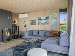 Een televisie en een open haard