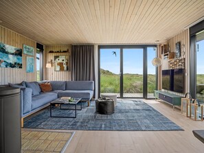 Een televisie en een open haard