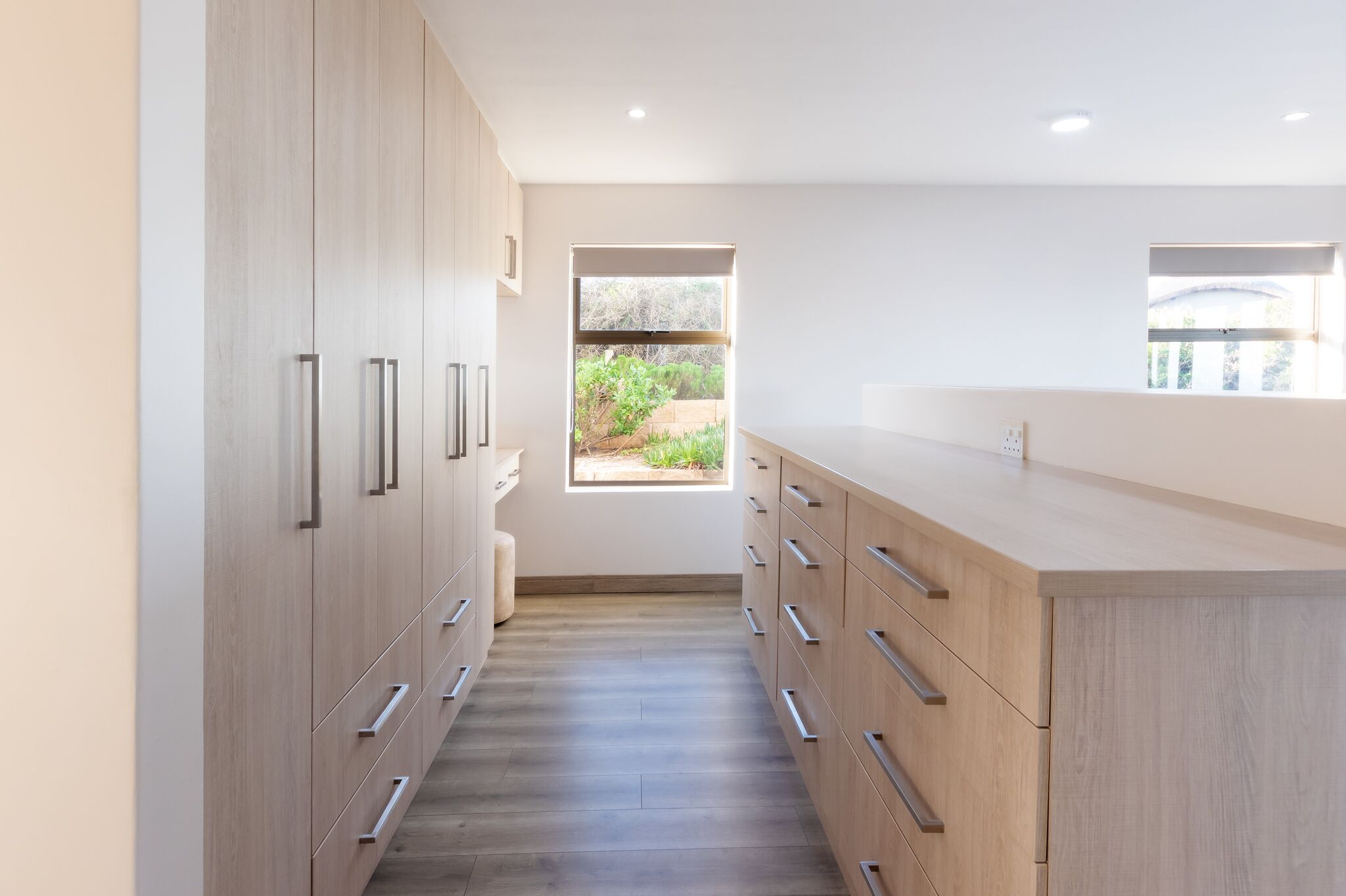 Una cocina moderna con armarios de madera y una encimera.
