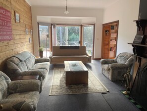TV - Old School Rocky Cape Farm Stay | Sleeps 10 (Rocky Cape)