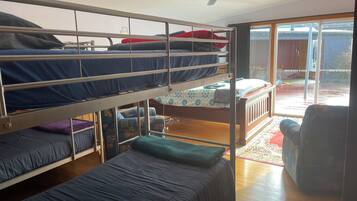 3 bedrooms, iron/ironing board, WiFi, bed sheets