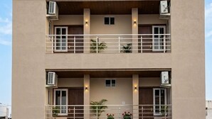 Un edificio de dos pisos con un letrero que dice 'HOTEL KRISHNAM'.
