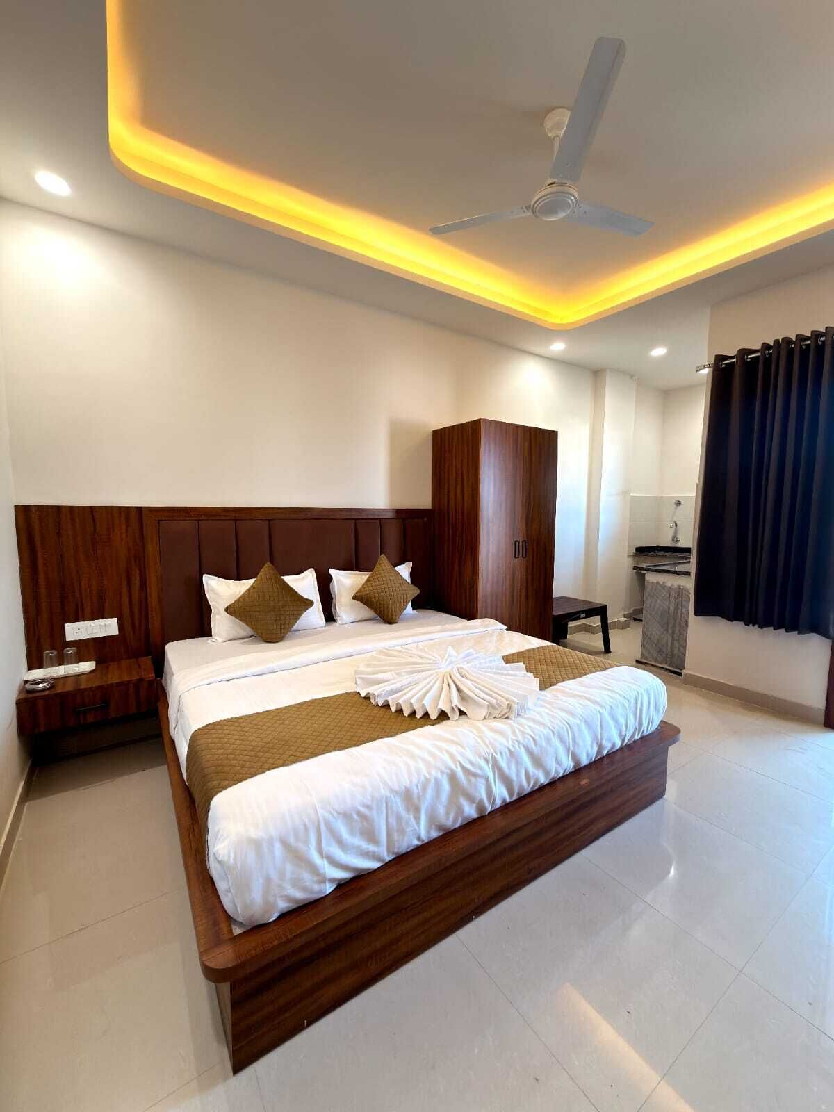 Deluxe Room, City View | Desk, free WiFi