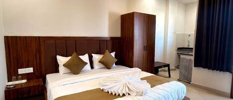 Deluxe Room | Desk, free WiFi