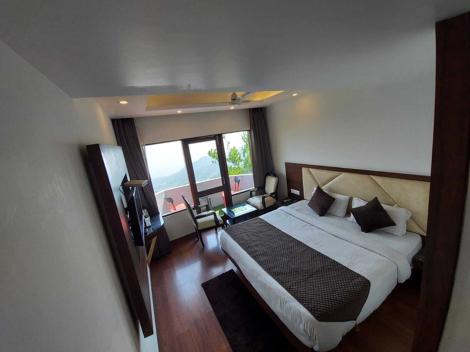 Club-huone, parveke | Tallelokero huoneessa, pimennysverhot, ilmainen Wi-Fi