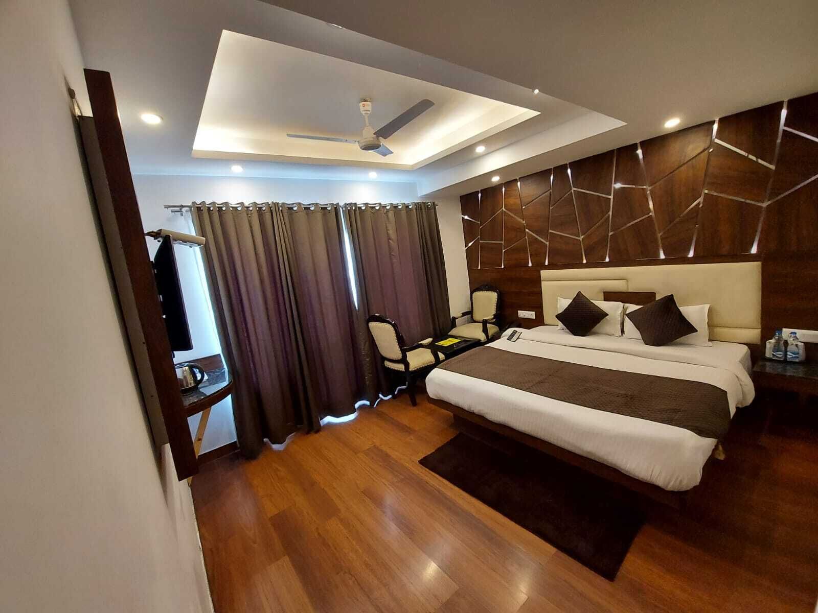 Premium-huone | Tallelokero huoneessa, pimennysverhot, ilmainen Wi-Fi