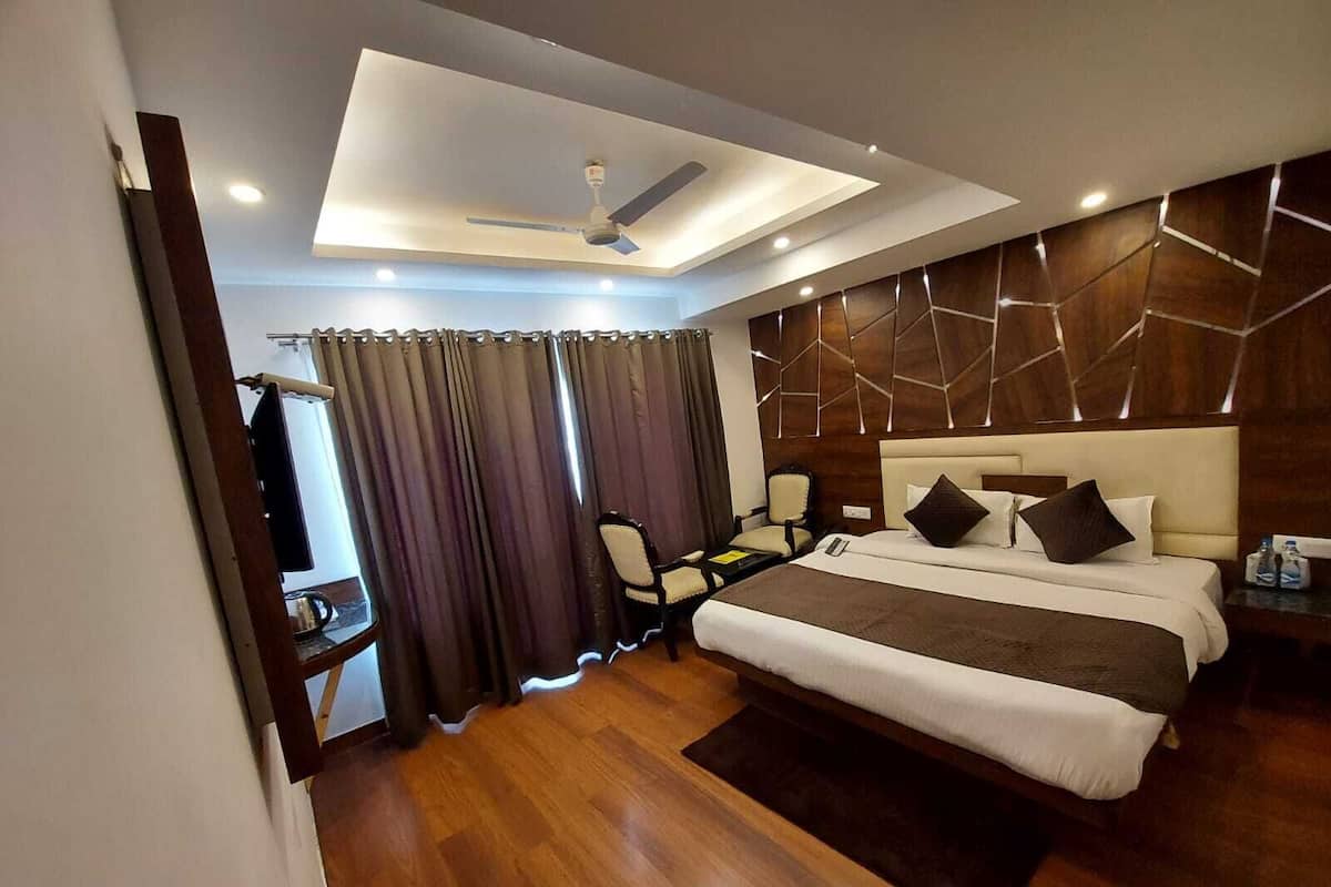 Phòng Premium | Két bảo mật tại phòng, màn/rèm cản sáng 