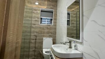 Luxury Apartment, 2 Bedrooms, Kitchenette, Courtyard View | Bathroom | Shower, free toiletries, towels, soap